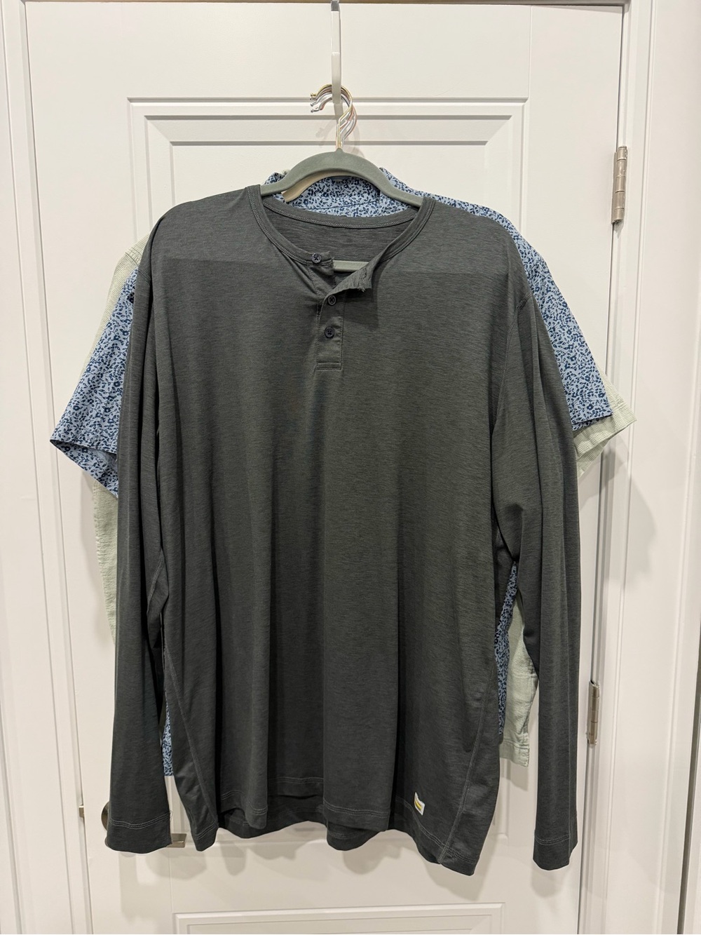 Vuori Long-Sleeve Henley Shirt - Charcoal